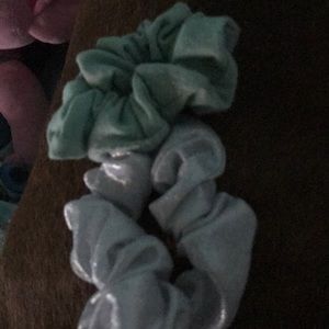 2 scrunchies